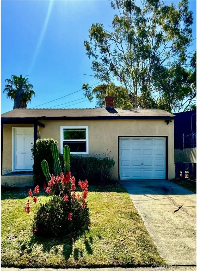 Welcome to 2110 S Marvin Ave – a fully remodeled 1 bed, 1 bath home offering modern comfort and private outdoor space in the heart of Mid-City Los Angeles.
This inviting residence features thoughtful upgrades, including a window A/C unit, brand-new microwave, in-garage washer & dryer, and stove. Enjoy the convenience of a dedicated driveway parking space with garage storage. Step outside to your own private backyard with umbrella table—ideal for relaxation or outdoor dining. Located minutes from The Grove, Culver City, LACMA, and major transit, this home blends comfort, character, and central convenience. Available now for immediate move-in.