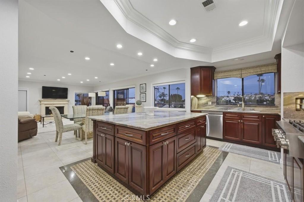 512 Esplanade 303