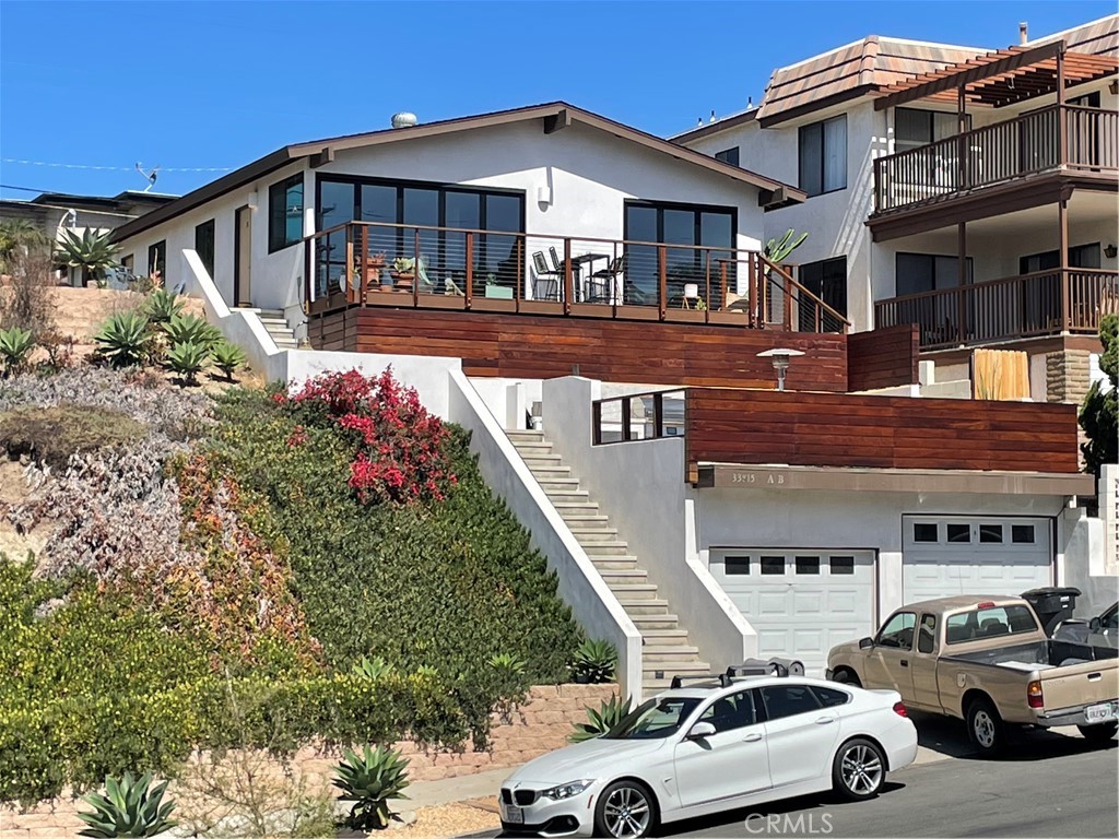 Light and Bright Rear Unit 1 Bed with Peekaboo Harbor Views. High end fixtures, Spanish tile, Stackable washer and dryer connections. Fantastic Ocean Breeze, Plenty of light. Out door rear patio, tile shower, imported kitchen counter top. Stylish and fun.