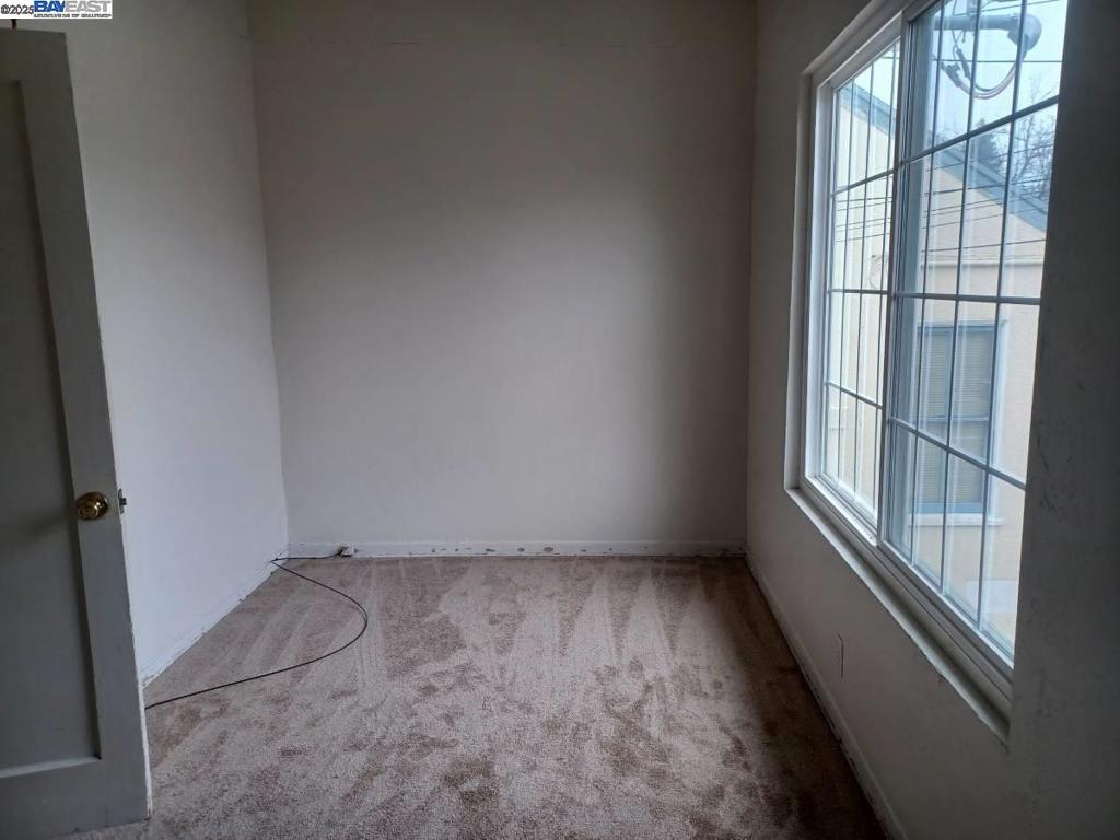 N OAKLAND - Residential Lease