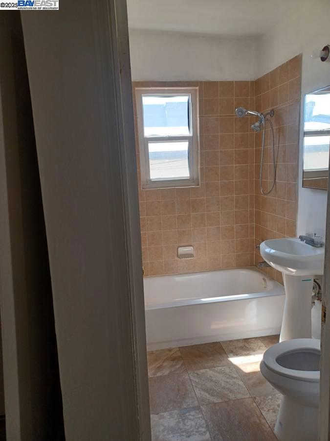 N OAKLAND - Residential Lease