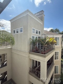 Resort-Style Living at The Metropolitan in Irvine!
Welcome to this spacious and bright one-bedroom condo with a versatile den/office that can easily function as a second bedroom. Located on the fourth floor, this unit offers enhanced privacy and security. The open layout is flooded with natural light.
High 9-foot ceilings throughout create a sense of spaciousness, while the dedicated dining area and generously sized living room make entertaining easy.
The primary suite includes a large walk-in closet, dual-sink vanity with ample storage, a private toilet and shower for ultimate relaxation. Step outside to a light-filled patio surrounded by lush tropical landscaping and greenbelt views, perfect for enjoying the serene setting.
Additional features include three assigned parking spaces located conveniently next to the elevator. The guard-gated community offers top-tier amenities, including a resort-style pool, spa, fitness center, and clubhouse.
Ideally located near South Coast Plaza, Fashion Island, Newport Beach, and UCI, with easy access to John Wayne Airport and three major freeways, this is a rare opportunity to enjoy the very best of Orange County living.
Don’t miss out – this one won’t last!