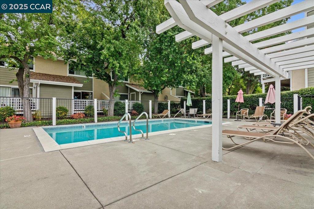 CARRIAGE SQUARE - Residential