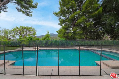 Tiny photo for 16608 Park Lane Circle, Los Angeles, CA 90049 (MLS # 25628417)