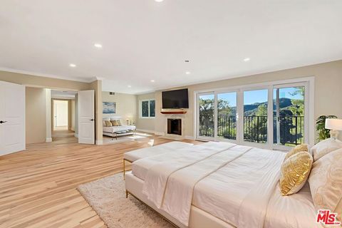 Tiny photo for 16608 Park Lane Circle, Los Angeles, CA 90049 (MLS # 25628417)