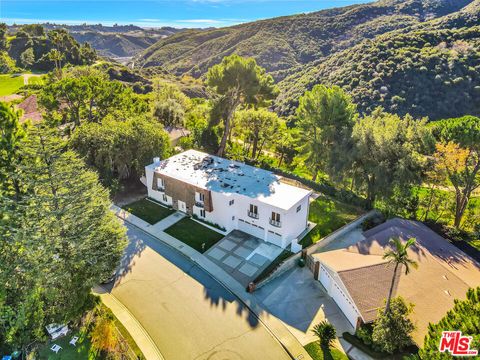 Tiny photo for 16608 Park Lane Circle, Los Angeles, CA 90049 (MLS # 25628417)