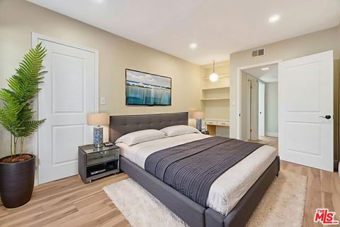 Tiny photo for 16608 Park Lane Circle, Los Angeles, CA 90049 (MLS # 25628417)