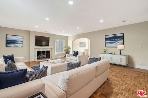 Tiny photo for 16608 Park Lane Circle, Los Angeles, CA 90049 (MLS # 25628417)