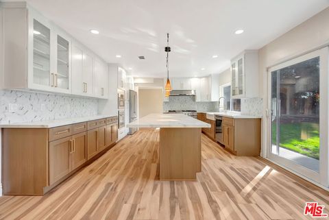 Tiny photo for 16608 Park Lane Circle, Los Angeles, CA 90049 (MLS # 25628417)