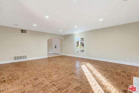 Tiny photo for 16608 Park Lane Circle, Los Angeles, CA 90049 (MLS # 25628417)