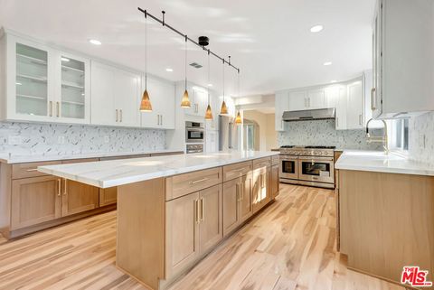 Tiny photo for 16608 Park Lane Circle, Los Angeles, CA 90049 (MLS # 25628417)