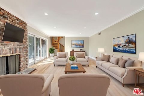 Tiny photo for 16608 Park Lane Circle, Los Angeles, CA 90049 (MLS # 25628417)