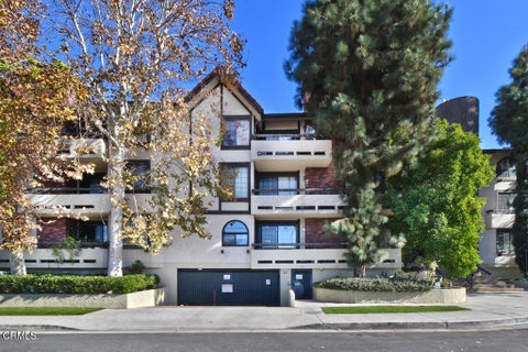 Photo of 5534 Encino Avenue #101, Encino, CA 91316 (MLS # P1-28920)