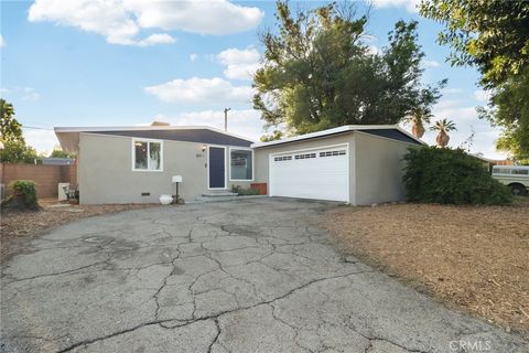 Photo of 8411 Mammoth Avenue, Panorama City, CA 91402 (MLS # SR26105167)