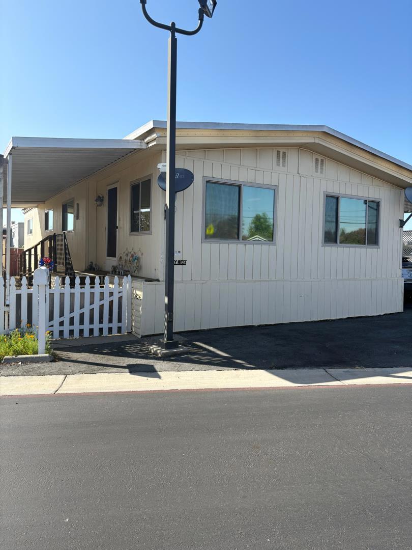 Corner Lot, 55+ park. Pre- Hud financing available. Call for more information Susana 831-214-7040 Welcome to this charming 3-bedroom, 2-bathroom home located in the heart of Gilroy. With a comfortable 1,200 square feet of living space, this residence offers a practical layout for modern living. The kitchen is equipped with a gas cooktop and built-in oven range, providing both convenience and efficiency for your culinary adventures. The dining area features an eat-in kitchen arrangement, perfect for casual meals and gatherings. The home is adorned with laminate flooring throughout, adding a touch of warmth and easy maintenance. Cozy up during cooler months with the central forced air heating. Laundry needs are easily met with the inclusion of a washer and dryer. Experience comfortable living with essential amenities and a convenient location in Gilroy. Washer/Dryer Refrigerator and other furniture to stay with home if buyer would like them at no additional fee.