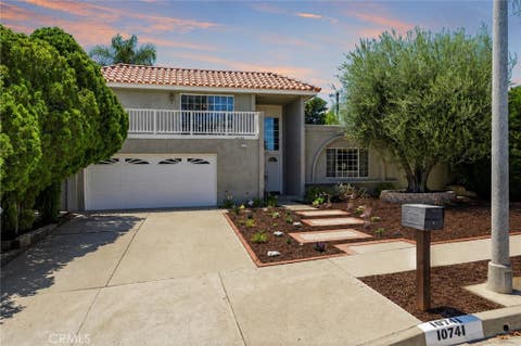 Photo of 10741 Brookfield Road, Chatsworth, CA 91311 (MLS # SR26134135)