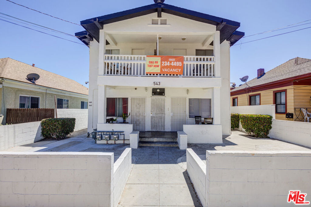 HUGE 1 bed 1 bath Remodeled Unit in Prime/Central San Pedro! This unit is fantastic. Lower level unit. This unit is completely remodeled with beautiful finishes throughout - new floors, new paint, new bathroom, ceiling fan, etc. Really nice layout - big spacious living room, big bedroom and bathroom, hallways, closet/storage space, etc. Pets allowed! Really good location - close to beaches, shops, restaurants, schools, etc. Very walkable.