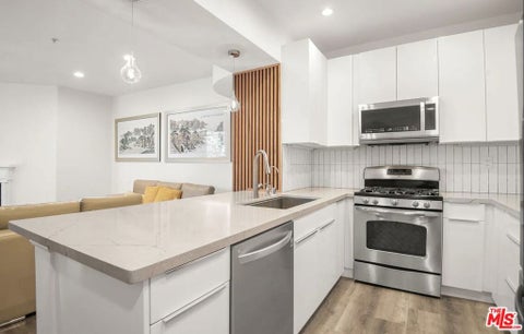 Photo of 620 S Gramercy Place #206, Los Angeles, CA 90005 (MLS # 26992923)