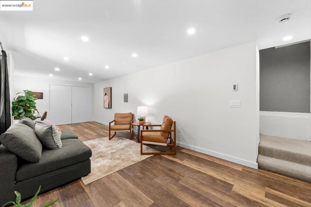 REDWOOD HEIGHTS - Residential