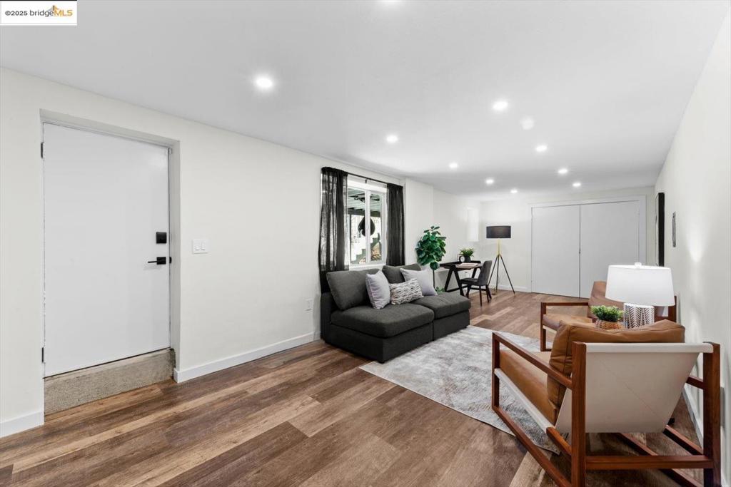 REDWOOD HEIGHTS - Residential