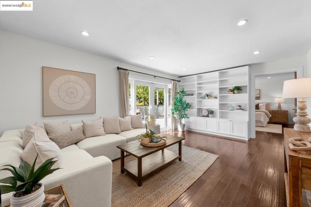 REDWOOD HEIGHTS - Residential