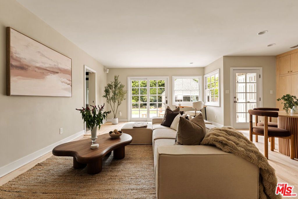 Photo of 928 S Tremaine Avenue, Los Angeles, CA 90019 (MLS # 25583965)