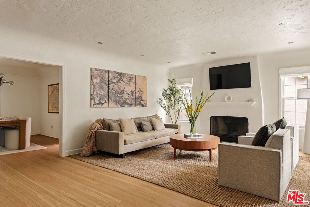 Photo of 928 S Tremaine Avenue, Los Angeles, CA 90019 (MLS # 25583965)