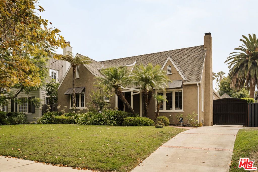 Photo of 928 S Tremaine Avenue, Los Angeles, CA 90019 (MLS # 25583965)