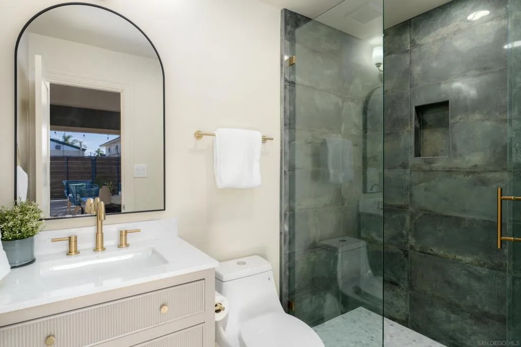 San Diego, California 92104, United States, 2 Bedrooms Bedrooms, ,1 BathroomBathrooms,Residential,Active,235246