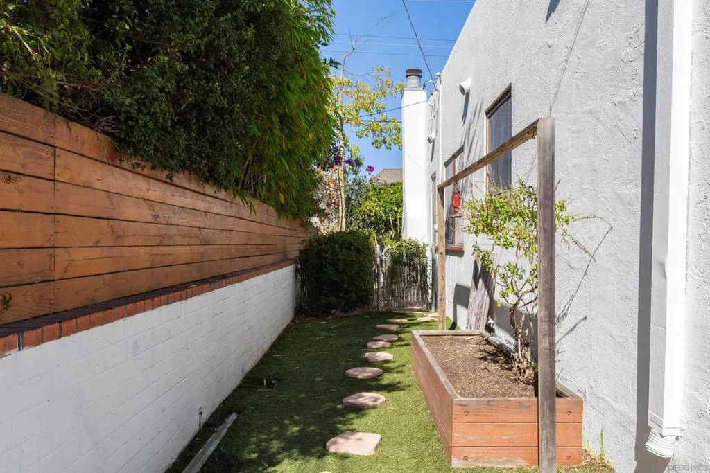 San Diego, California 92104, United States, 2 Bedrooms Bedrooms, ,1 BathroomBathrooms,Residential,Active,235246