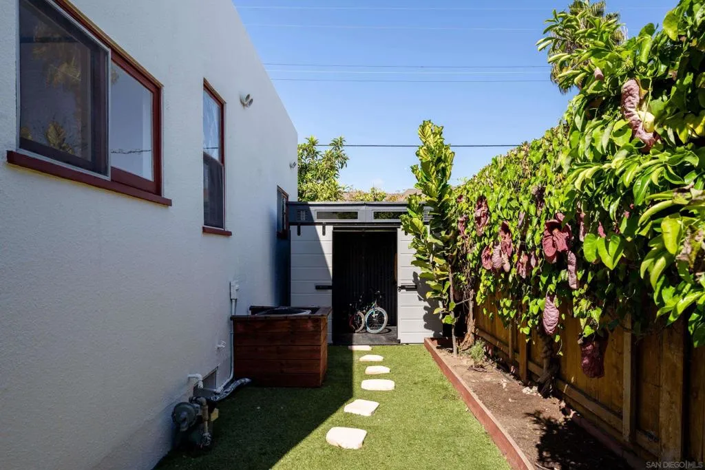 San Diego, California 92104, United States, 2 Bedrooms Bedrooms, ,1 BathroomBathrooms,Residential,Active,235246