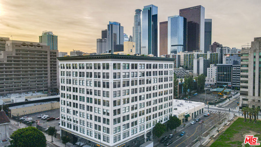 Stunning condo in downtown Los Angeles. Located in the Higgins building. Washer & Dryer in the unit. Building amenities include a rooftop BBQ & dining area. The unit is located in the Higgins Building which has been designated as a Historic-Cultural Monument and is covered under the Mills Act. Close to Little Tokyo, Grand Park, Grand Central, museums, dining and entertainment.