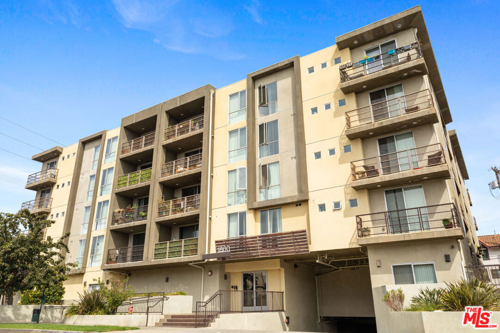 Newer construction Very Large 2 bed/2.5 bath QUIET REAR FACING LARGE apartment! Great floor plan and GREAT VIEWS with HUGE balcony! One of the biggest balconies WEST LA! Great building in desirable QUIET West LA neighborhood. Beautiful and modern exterior with a open and bright floor plan and large windows and and balconies. Large condominium with high ceilings expansive views. Large kitchen with top of line appliances, modern fixtures, laminate floors. Great bedroom sizes with plenty of closet space. Washer dry in unit as well! Gated building with coded entry. On site manager. 2 covered parking spots included! Along with guest parking. Extra storage space available. SEE REMARKS FOR SHOWING INSTRUCTIONS.