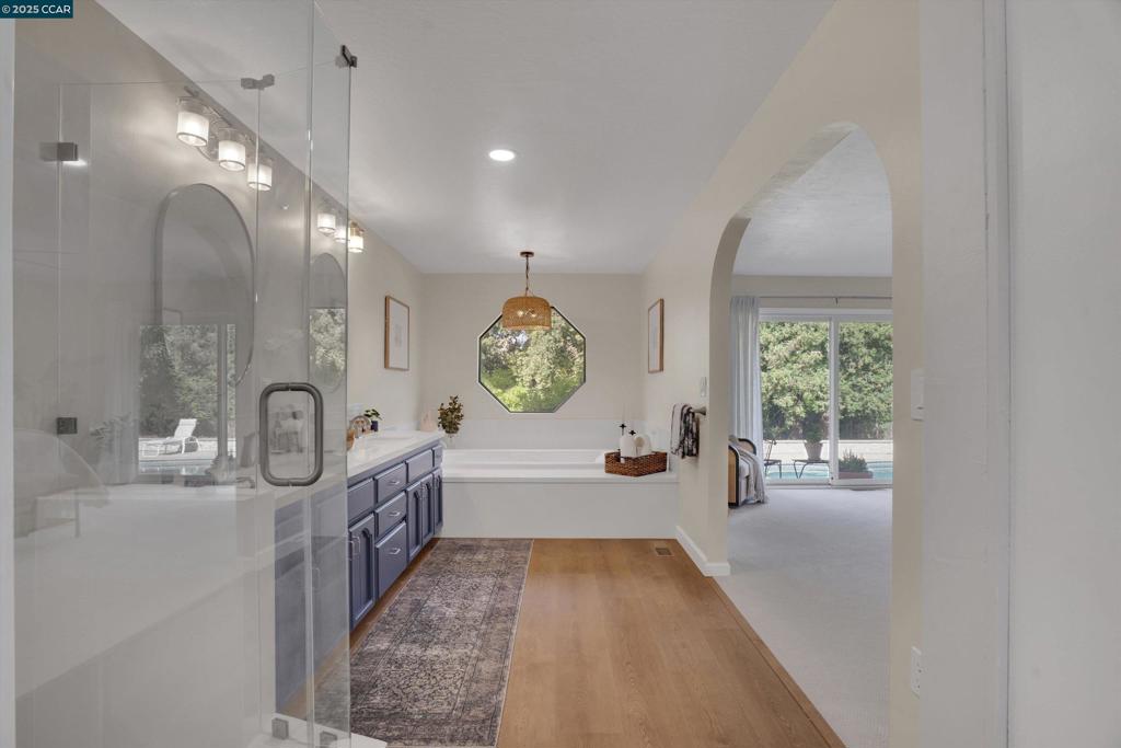 ROUNDHILL - Residential