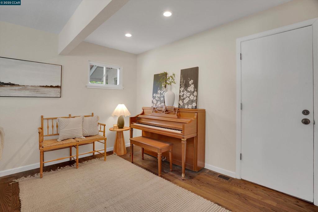 ROUNDHILL - Residential