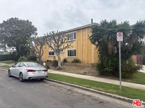 Photo of 1712 S Ridgeley Drive #4, Los Angeles, CA 90019 (MLS # 26670495)