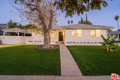 Photo of 6522 Kessler Avenue, Woodland Hills, CA 91367 (MLS # 26830585)