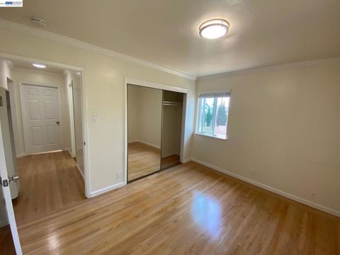 Tiny photo for 820 820 Island Dr Dr, Alameda, CA 94502 (MLS # 41126365)