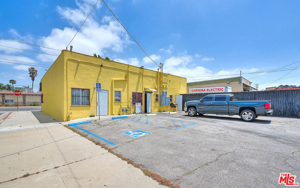 Main image without alt text