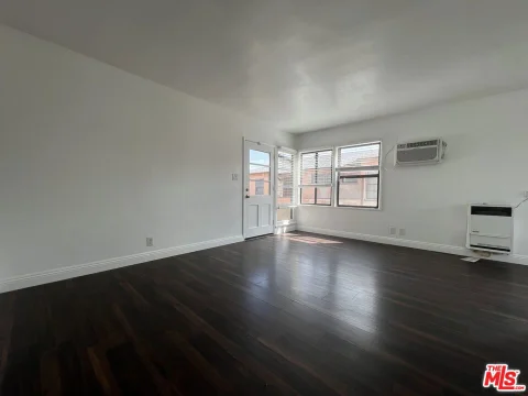 MLS: 26985661