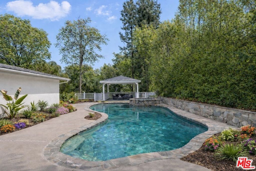 Photo of 5220 Melvin Avenue, Tarzana, CA 91356 (MLS # 26671043)