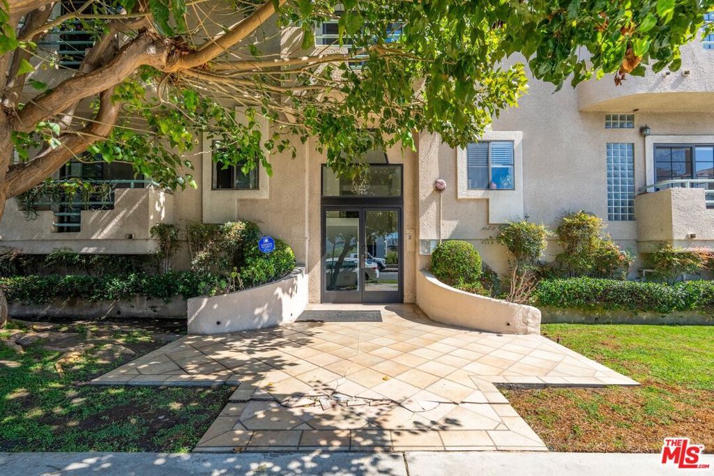 Photo of 102 N Sweetzer Avenue #106, Los Angeles, CA 90048 (MLS # 25623443)