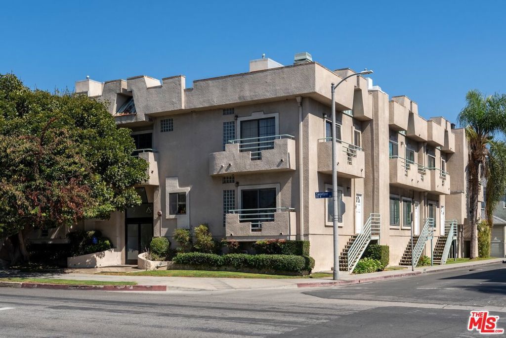 Photo of 102 N Sweetzer Avenue #106, Los Angeles, CA 90048 (MLS # 25623443)