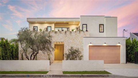 Photo of 15447 Huston St, Sherman Oaks, CA 91403 (MLS # SR26068943)