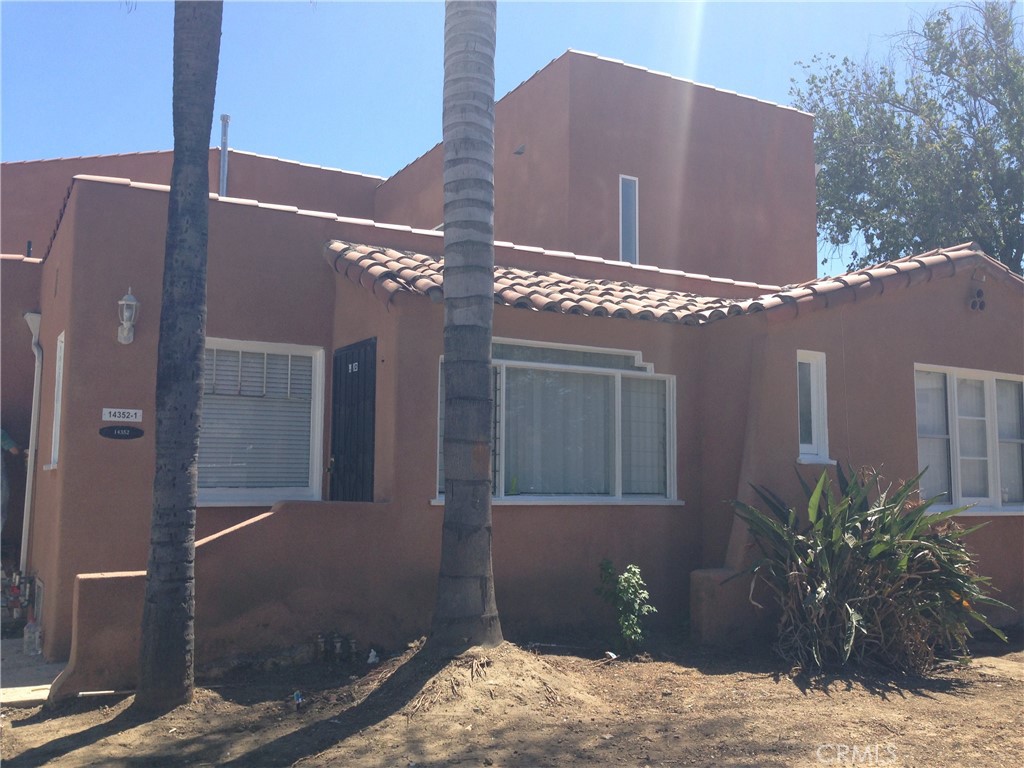 Well come to your new home in heart of Sherman Oaks California. this spacious and modern 3 bedroom 2 full bath unit is part of triplex offering both comfort and convenience. inside you will find an open and inviting floor plan that blends the living, dining and kitchen area, lichen is fully equip with dish washer Microwave and stove. unit comes with washer and dryer providing ultimate convenience needs. Parking will never be an issue with you your two dedicate parking space. property is very close to 105.405,170 and ralphs Starbucks , Chipotle, panda express ,CVS. Don't miss out on this fantastic opportunity . schedule a viewing today