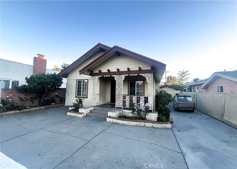 Photo of 910 E 19th St, Long Beach, CA 90806 (MLS # WS25266424)