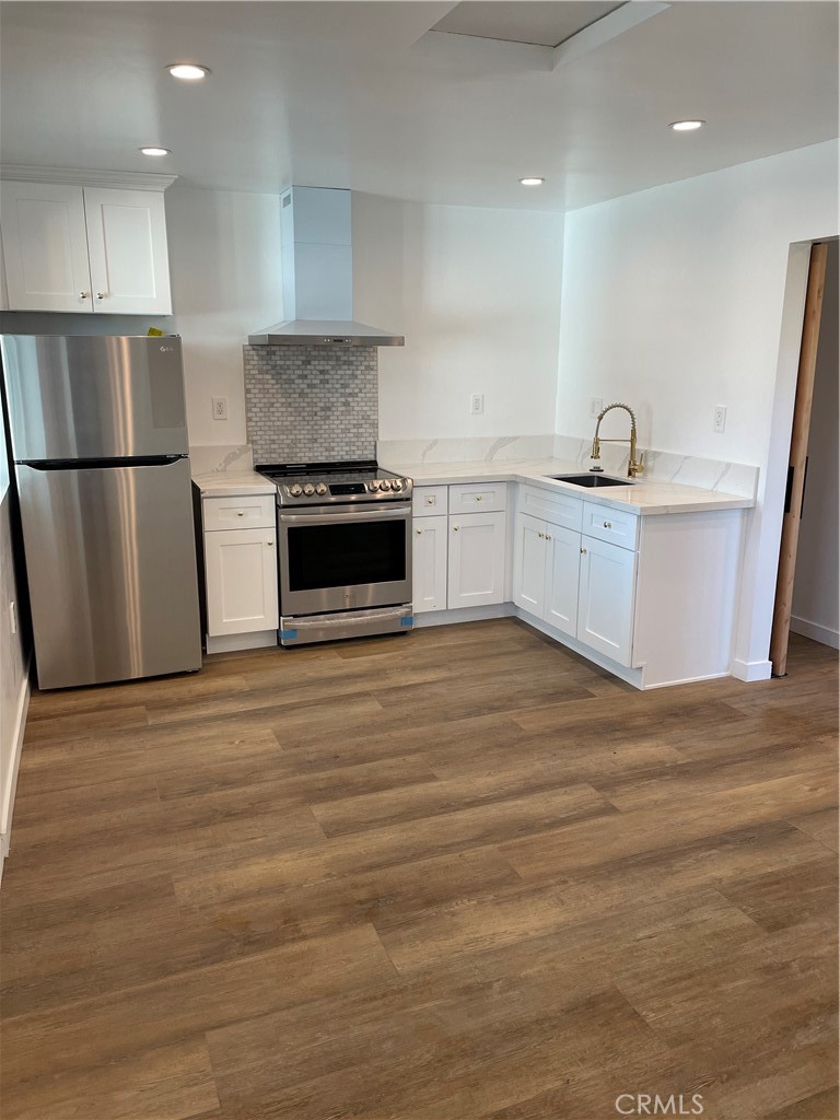 Recently remodeled ADU. Single story. Side entrance. 1bedroom 1bathroom. Newer appliances. Fully renovated. Custom cabinets. Washer & Dryer included. Conveniently located on a quiet part of Victory & Valley Circle. Near to Topanga Mall, Warner Center. Remodeled nearly 2 years ago. Fresh Modern feel. Bright house. All showings by appointment.