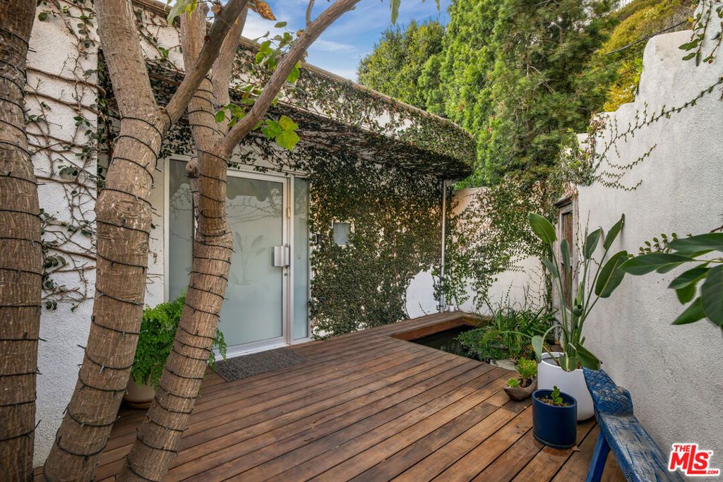Photo of 2137 Sunset Plaza Drive, Los Angeles, CA 90069 (MLS # 25583165)