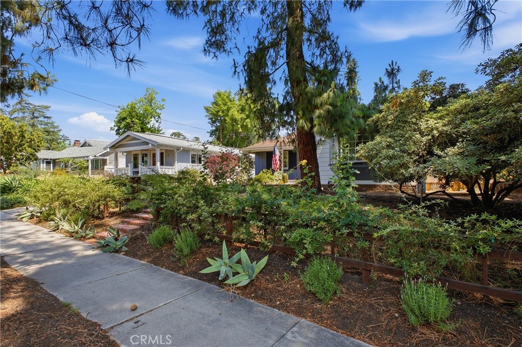 541 E Woodbury