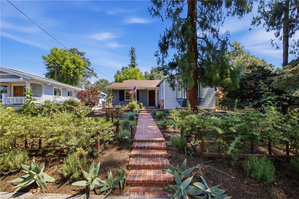 541 E Woodbury